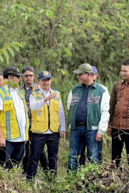 Wakil Bupati Aceh Timur Dampingi HRD Tinjau Sejumlah Infrastruktur Yang Rusak Parah di Aceh Timur. 