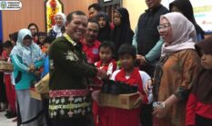 Pemkab Murung Raya Salurkan 230 Pasang Sepatu untuk Siswa, Tingkatkan Semangat Belajar
