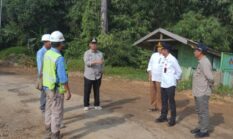 Bupati Barito Utara Salurkan Bantuan Pendidikan dan Minta PT BBN Perbaiki Jalan Rusak