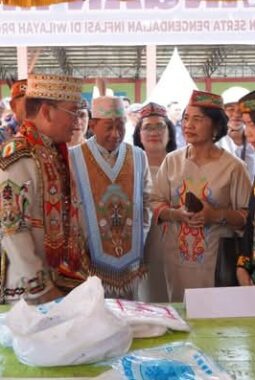 Gubernur Kalteng Bersama Bupati Heriyus, Pantau Pasar Murah di Puruk Cahu
