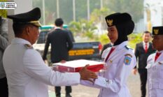 Bupati Heriyus Serahkan Bendera Merah Putih kepada Paskibraka untuk Dikibarkan pada HUT ke-81 RI